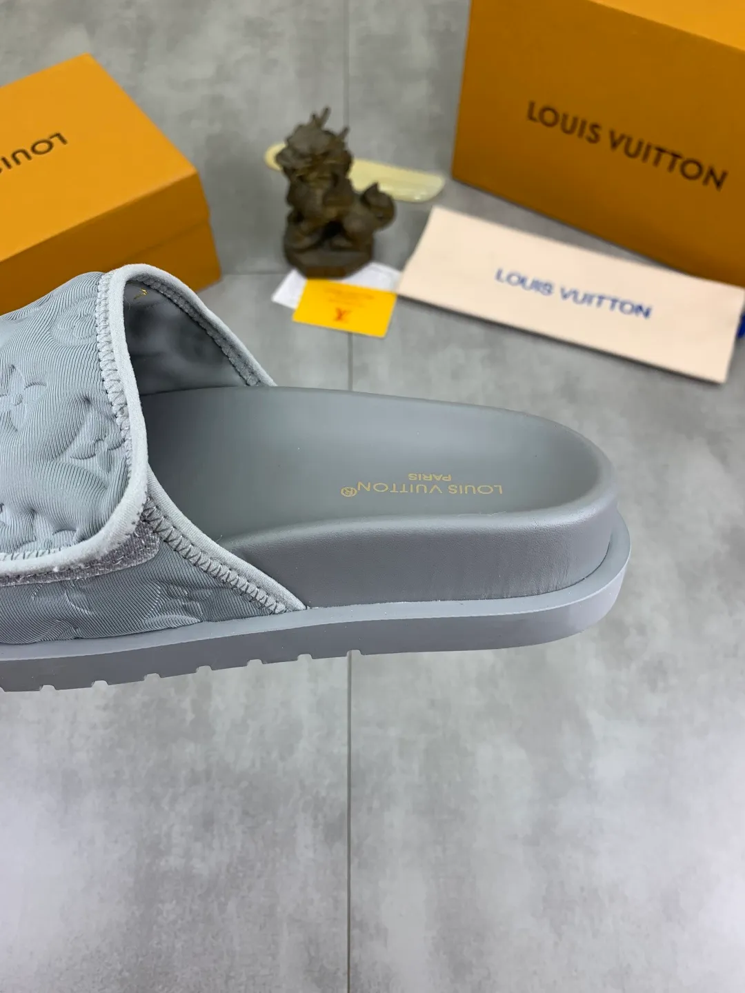 Men's shoes 💰P320 💰[New style]🆘 Original quality [LOUIS VUITTON] The popular Louis Vuitton LV men's slippers on the official website are on sale simultaneously! Original fabric imported from Italy, original factory special supply, code number: 38-44 (45 customized), many colors available